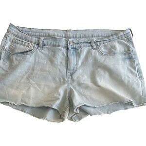 Women’s Old Navy Light Wash  Blue Jean Shorts. Size 16